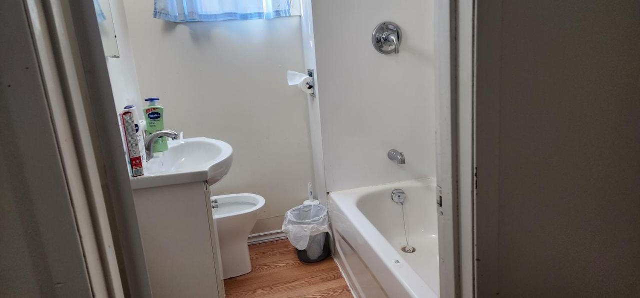 Chesskings Guest House - Unit 1 Виннипег Экстерьер фото